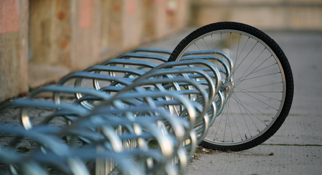 Fietswiel in fietsenrek