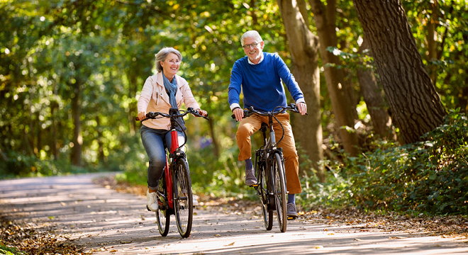 Echtpaar fietsend door het bos