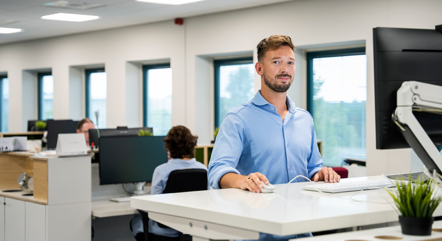 Man achter computer