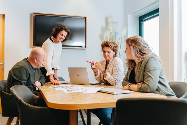 Team overleg met vier collega's 