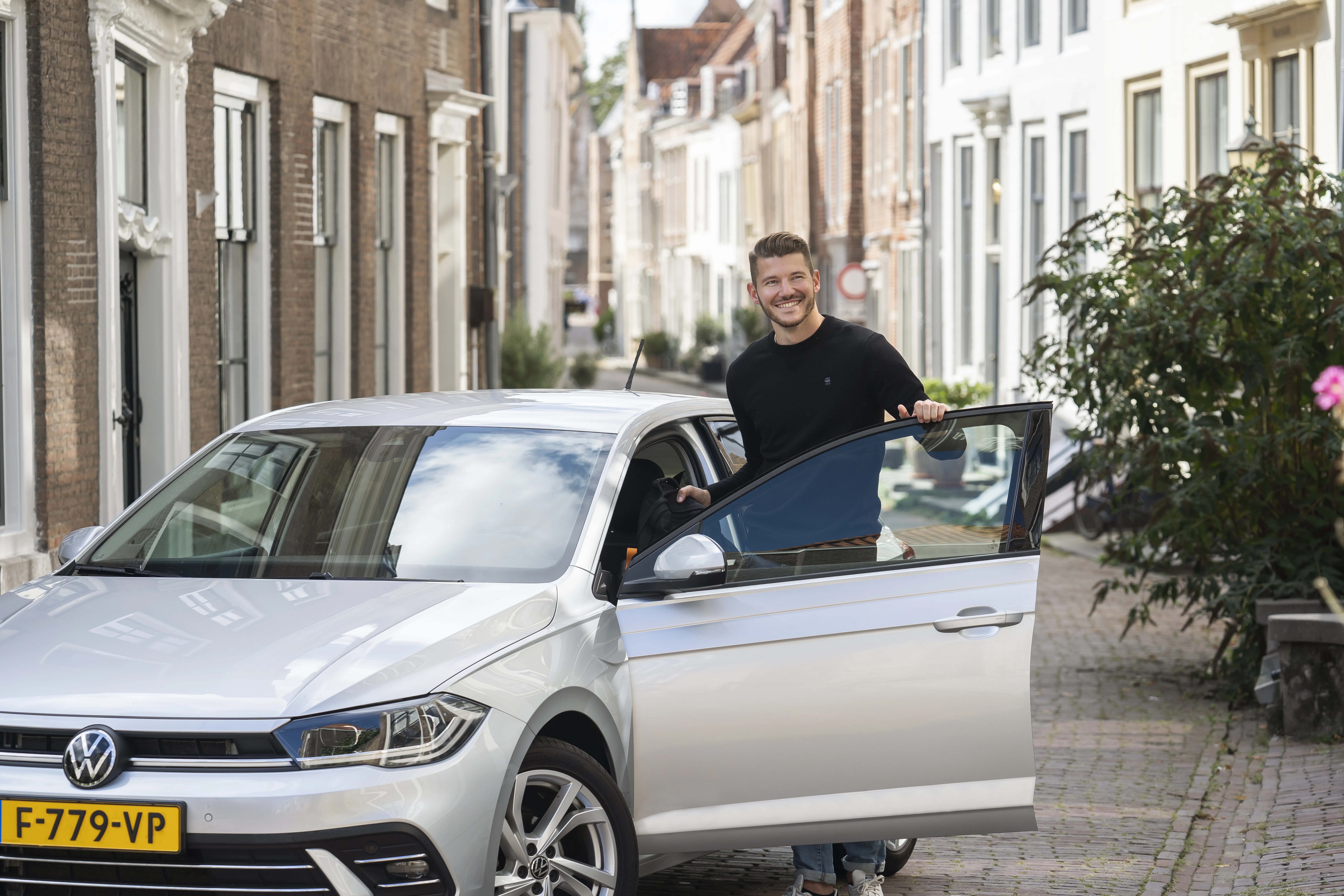 Jongen bij auto